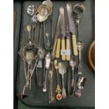 A SELECTION OF SILVER PLATED ITEMS TO INCLUDE SUGAR LUMP TONGS ETC
