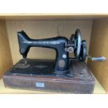 A VINTAGE SINGER SEWING MACHINE F814722