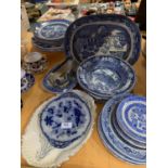 A QUANTITY OF BLUE AND WHITE CERAMIC DINNER WARE TO INCLUDE GRAVY BOAT ETC