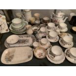 AN ASSORTMENT OF CERAMIC TEA SERVICE WARE TO INCLUDE CUPS AND SAUCERS AND VARIOUS JUGS