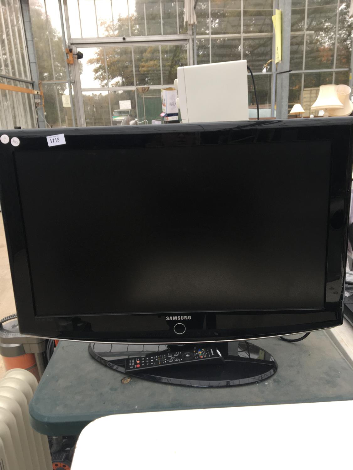 A SAMSUNG 32" TELEVISION WITH REMOTE CONTROL BELIEVD IN WORKING ORDER BUT NO WARRANTY - W/O