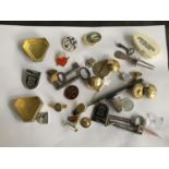 VARIOUS ITEMS TO INCLUDE PIN AND STICK BADGES, BUTTONS, KEYS, THIMBLE, KEYS ETC