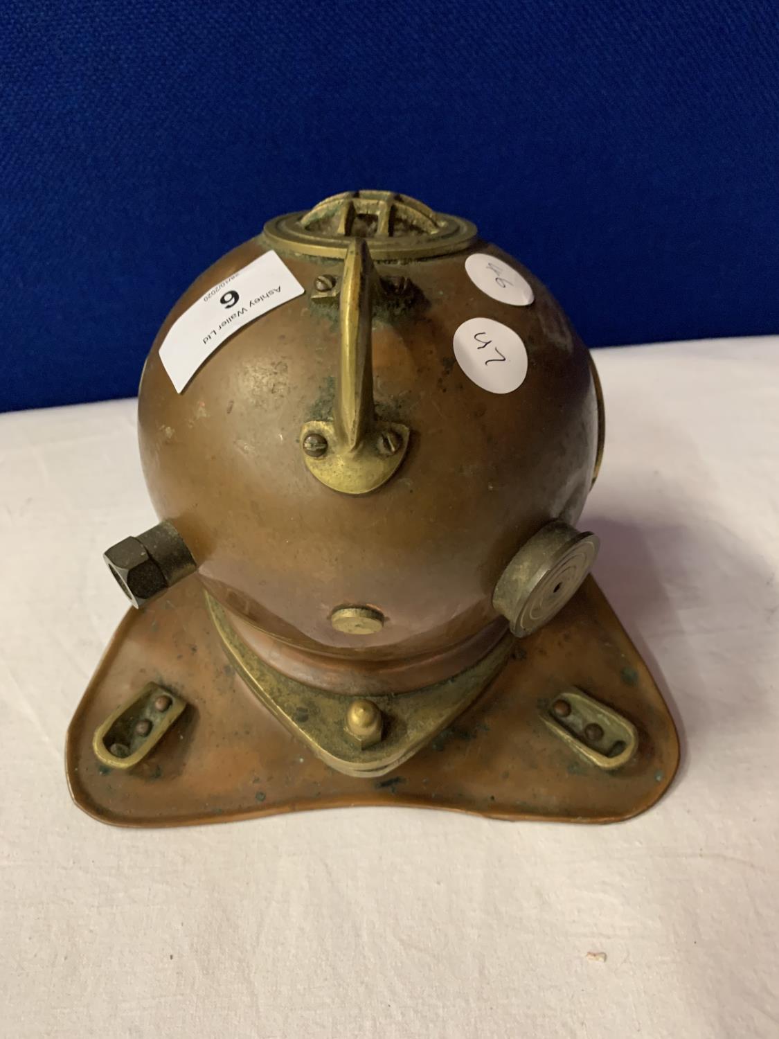 A BRASS AND COPPER VINTAGE STYLE DIVER'S HELMET ORNAMENT - Image 2 of 3