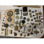 A BOX CONTAINING MILITARY BADGES, NAZI CLOTH BADGES, NAZI JAPANESE 1939 ALLIANCE ENAMEL BADGE ETC