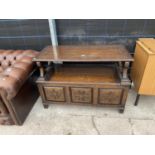 AN EARLY 20TH CENTURY OAK MONKS BENCH WITH CARVED THREE PANEL FRONT, 43" WIDE