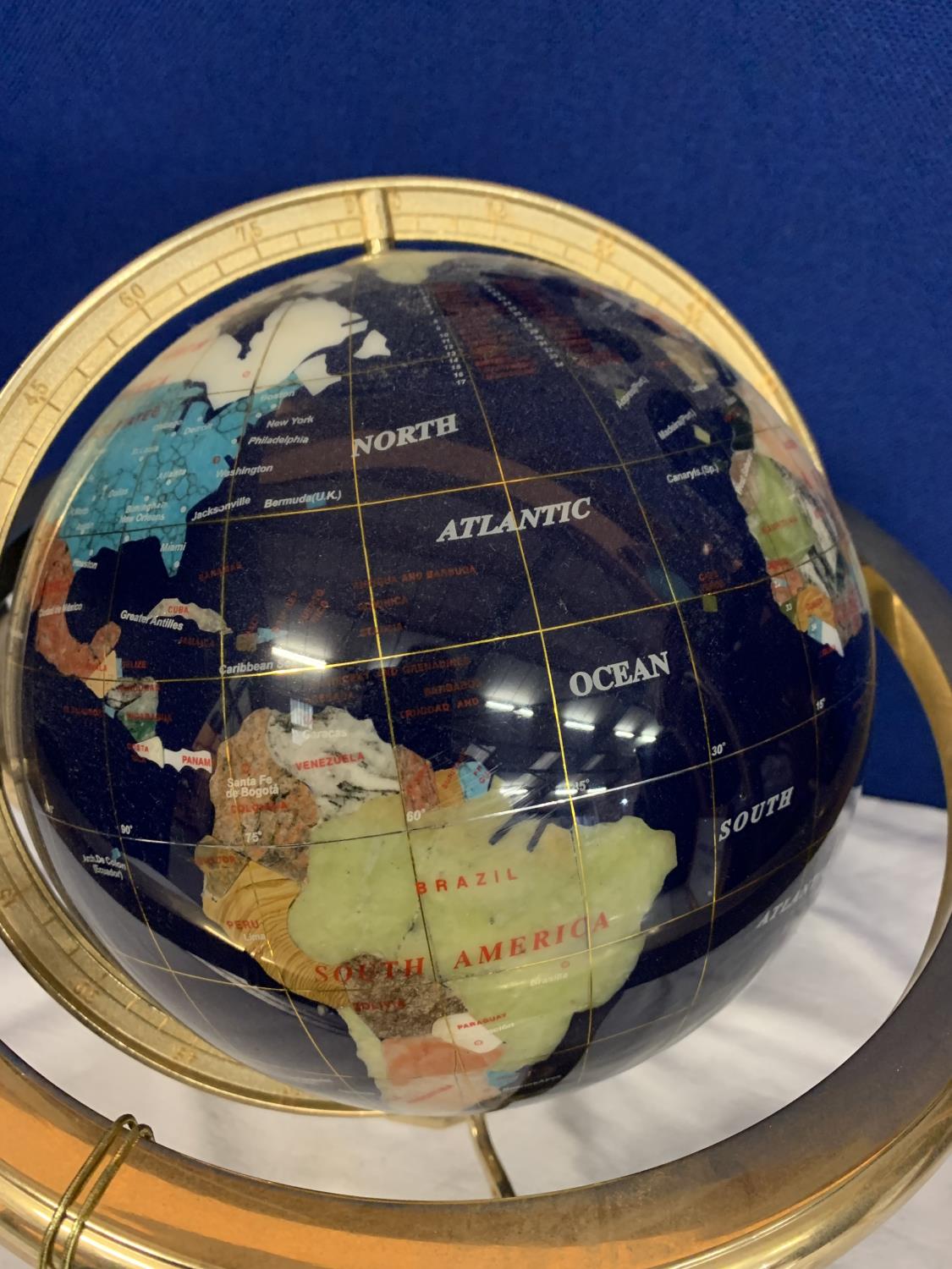 A SPLENDOUR ELEGANCE GEM STONE GLOBE FEATURING OVER TWENTY HIGHLY POLISHED SEMI-PRECIOUS STONES - Image 3 of 3