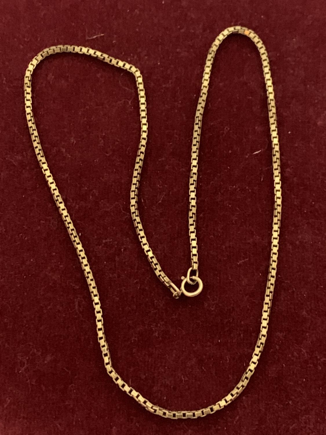 A 9 CARAT GOLD BOX CHAIN 16.5 INCHES LONG 7.32G