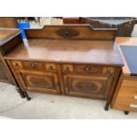 AN EARLY 20TH CENTURY OAK SIDEBOARD WITH RAISED BACK, ON BARLEYTWIST FRONT LEGS, 48" WIDE