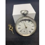 A HALLMARKED LONDON SILVER FUSEE POCKET WATCH WITH KEY. MAKER J H JONES, KINGSTON ON THAMES. NO HOUR