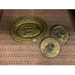 AN ASSORTMENT OF DECORATIVE BRASS WALL HANGING PLATES TO INCLUDE ONE LARGE AND TWO SMALL
