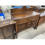 AN EARLY 20TH CENTURY OAK SIDEBOARD WITH RAISED BACK, ON BULBOUS FRONT LEGS, 48" WIDE