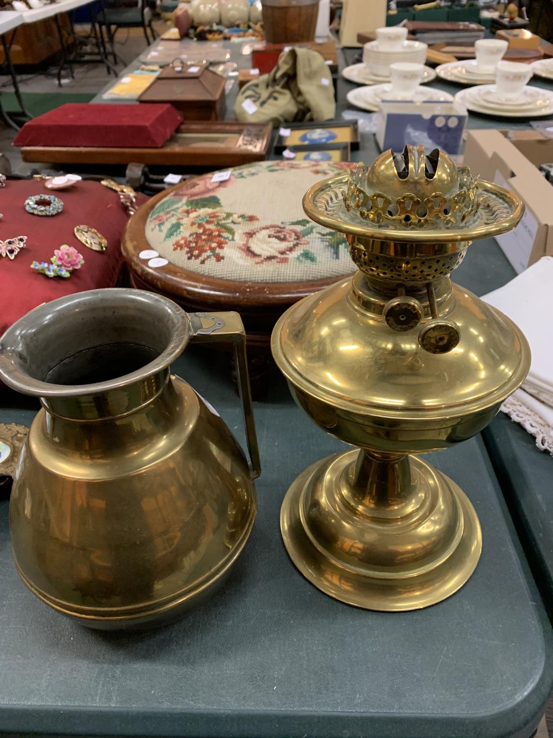 A LARGE BRASS JUG AND A BRASS OIL LAMP BASE - Image 3 of 4