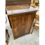 A REPRODUCTION MAHOGANY TWO DOOR CABINET WITH INTERNAL GLASS SHELVES, 26" WIDE, 39" HIGH