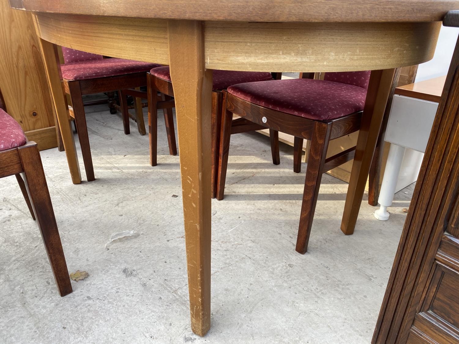 A MODERN EXTENDING DINING TABLE AND FOUR CHAIRS - Image 3 of 5
