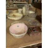 A QUANTITY OF CERAMIC AND GLASSWARE TO INCLUDE A LOSOL BOWL AND A PODE SUGAR BOWL