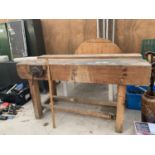 A LARGE VINTAGE WOODEN WORK BENCH WITH A PARKINSONS VICE