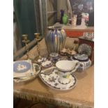 A SELECTION OF CERAMICS TO ALSO INCLUDE A PAIR OF BRASS BARLEY TWIST CANDLESTICKS AND A MANTEL CLOCK