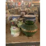 VARIOUS ITEMS OF CERAMIC AND GLASS WARE TO INCLUDE DECORATIVE JUGS AND A TABLE LAMP ETC