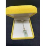 A 9 CARAT GOLD AND JADE PENDANT NECKLACE