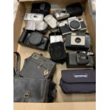 AN ASSORTMENT OF VINTAGE CAMERAS TO INCLUDE A SIX 20 POPULAR BROWNIE