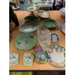 AN ASSORTMENT OF DECORATIVE CERAMIC SERVICE WARE TO INCLUDE A CARLTON PLATE ETC