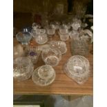 A LARGE ASSORTMENT OF GLASS WARE TO INCLUDE WINE GLASSES ETC