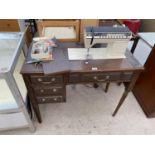 A SINGER ELECTRIC SEWING MACHINE IN AN OAK CABINET