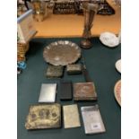 AN ASSORTMENT OF SILVERPLATE AND BRASS METAL WARE TO INCLUDE TRINKET BOXES ETC