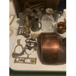 AN ASSORTMENT OF BRASS WARE AND GLASS WARE TO INCLUDE STIRRUPS AND TANKARDS ETC