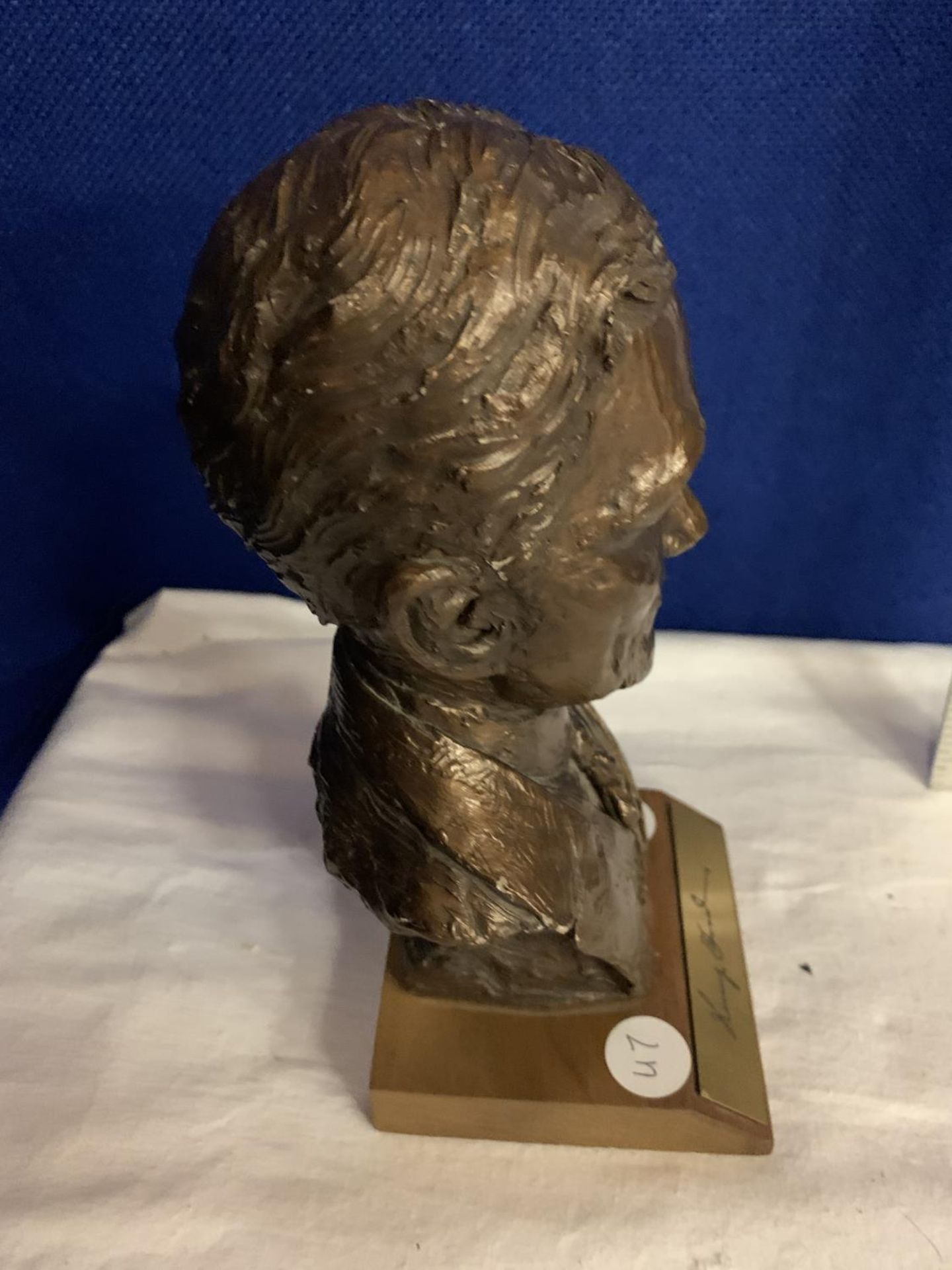 A SMALL RESIN BUST OF HENRY FORD - Image 3 of 4