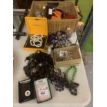 AN ASSORTMENT OF COSTUME JEWELLERY TO INCLUDE AN 8 BALL ZIPPO ETC