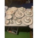 AN ASSORTMENT OF CERAMIC WARE TO INCLUDE TEA SERVICE AND WEDGWOOD PLATES ETC