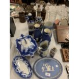 AN ASSORTMENT OF BLUE AND WHITE CERAMIC ITEMS TO INCLUDE A PAIR OF WOODEN CANDLESTICKS