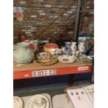 VARIOUS ITEMS OF CERAMIC WARE TO INCLUDE A LARGE BESWICK JUG AND BLUE AND WHITE GINGER JARS ETC