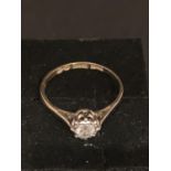 AN 18 CARAT GOLD DIAMOND SOLITAIRE RING SIZE L