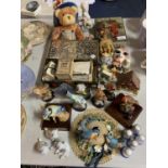 AN ASSORTMENT OF CERAMIC WARE TO INCLUDE BEAR FIGURES AND A TIN CONTAINING CHESS PIECES ETC