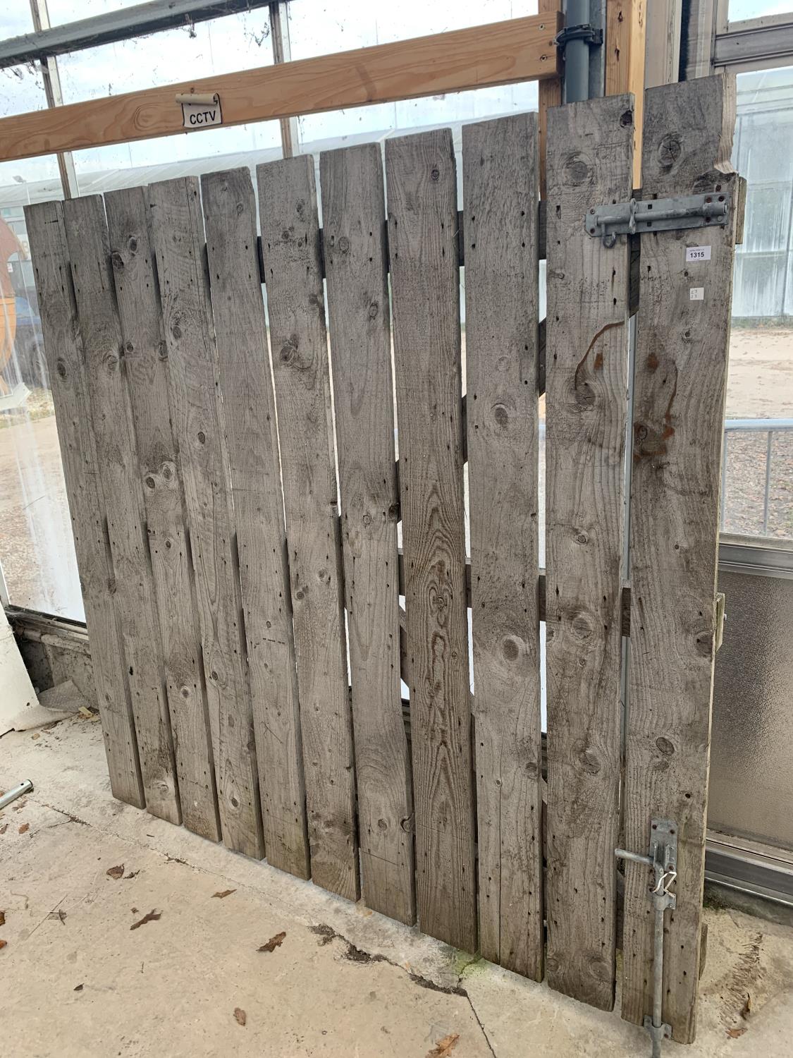A VERY LARGE SLATTED WOODEN YARD GATE, WIDTH 182CM, HEIGHT 180CM
