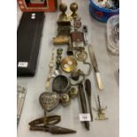 A SELECTION OF VARIOUS METAL AND BRASS WARE TO INCLUDE TRINKET BOXES