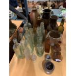 AN ASSORTMENT OF CERAMIC AND GLASS WARE TO INCLUDE FOUR VASES