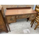 AN EDWARDIAN MAHOGANY KNEEHOLE DESK (FORMER DRESSING TABLE) ENCLOSING THREE DRAWERS, 42" WIDE, 32"