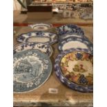 AN ASSORTMENT OF BLUE AND WHITE CERAMIC WARE TO INCLUDE PLATES ETC