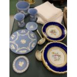 A QUANTITY OF CERAMIC WARE TO INCLUDE FLORAL BOWLS AND BLUE AND WHITE WEDGWOOD