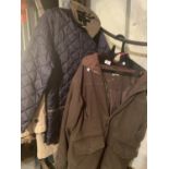 A GROUP OF FOUR MENS OUTER WARE JACKETS AND COATS TO INCLUDE A HOGGS FLEECE