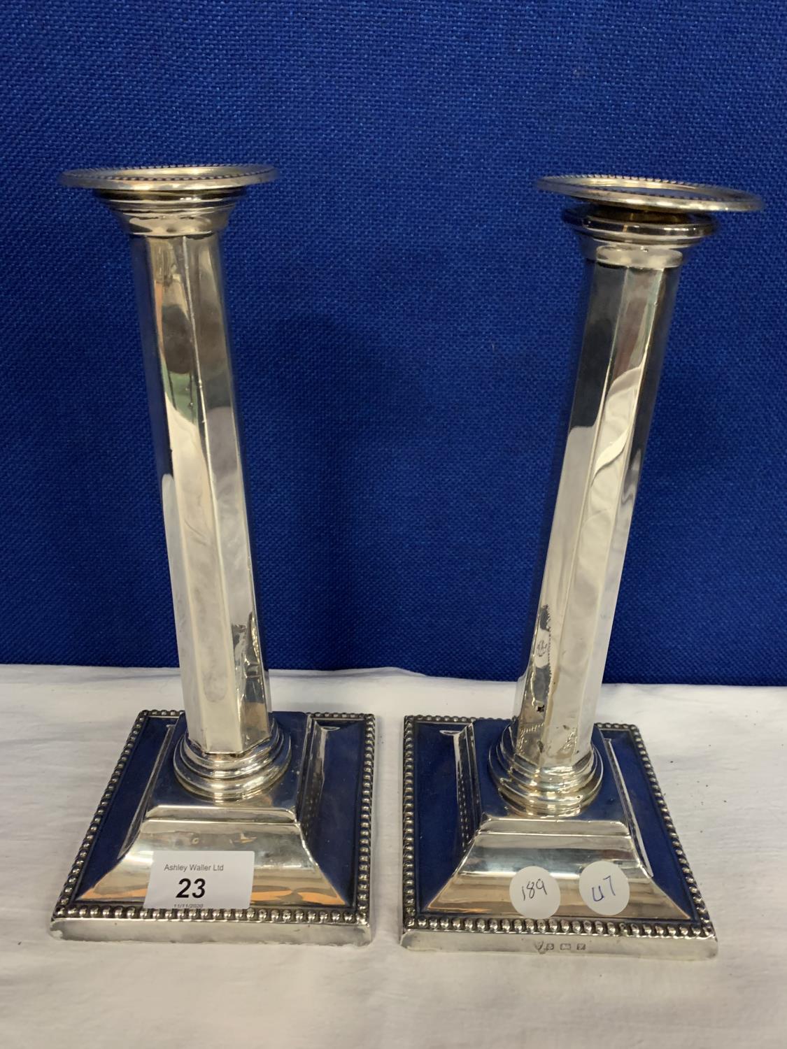 A PAIR OF HALLMARKED BIRMINGHAM 1923 SILVER CANDLESTICKS 22 TROY OZ