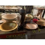 AN ASSORTMENT OF DECORATIVE DISPLAY WARE TO INCLUDE A LARGE VASE AND VARIOUS BOWLS