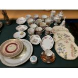 AN ASSORTMENT OF CERAMIC WARE TO INCLUDE COMMEMORATIVE ROYAL FAMILY PLATES AND MUGS ETC