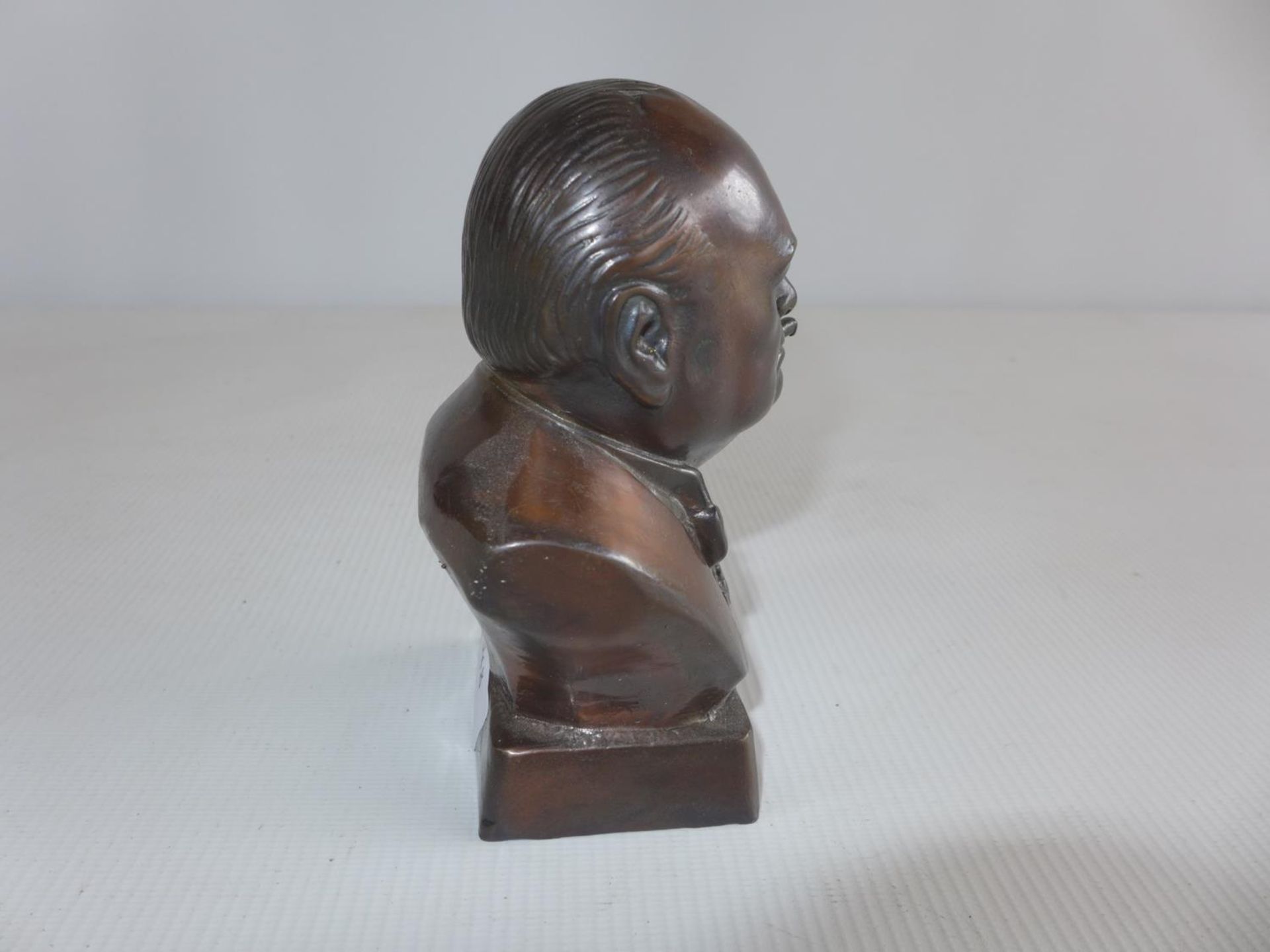 A BRONZE BUST OF WINSTON CHURCHILL, HEIGHT 13CM - Image 4 of 4