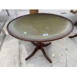 A SMALL MAHOGANY OCCASIONAL TABLE WITH LEATHER TOP