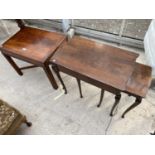 A REPRODUCTION MAHOGANY AND CROSSBANDED OCCASIONAL TABLE AND A NEST OF THREE CABRIOLE LEG TABLES