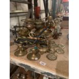 A LARGE ASSORTMENT OF BRASS WARE TO INCLUDE HORSE BRASSES AND A LION HEAD DOOR KNOCKER ETC